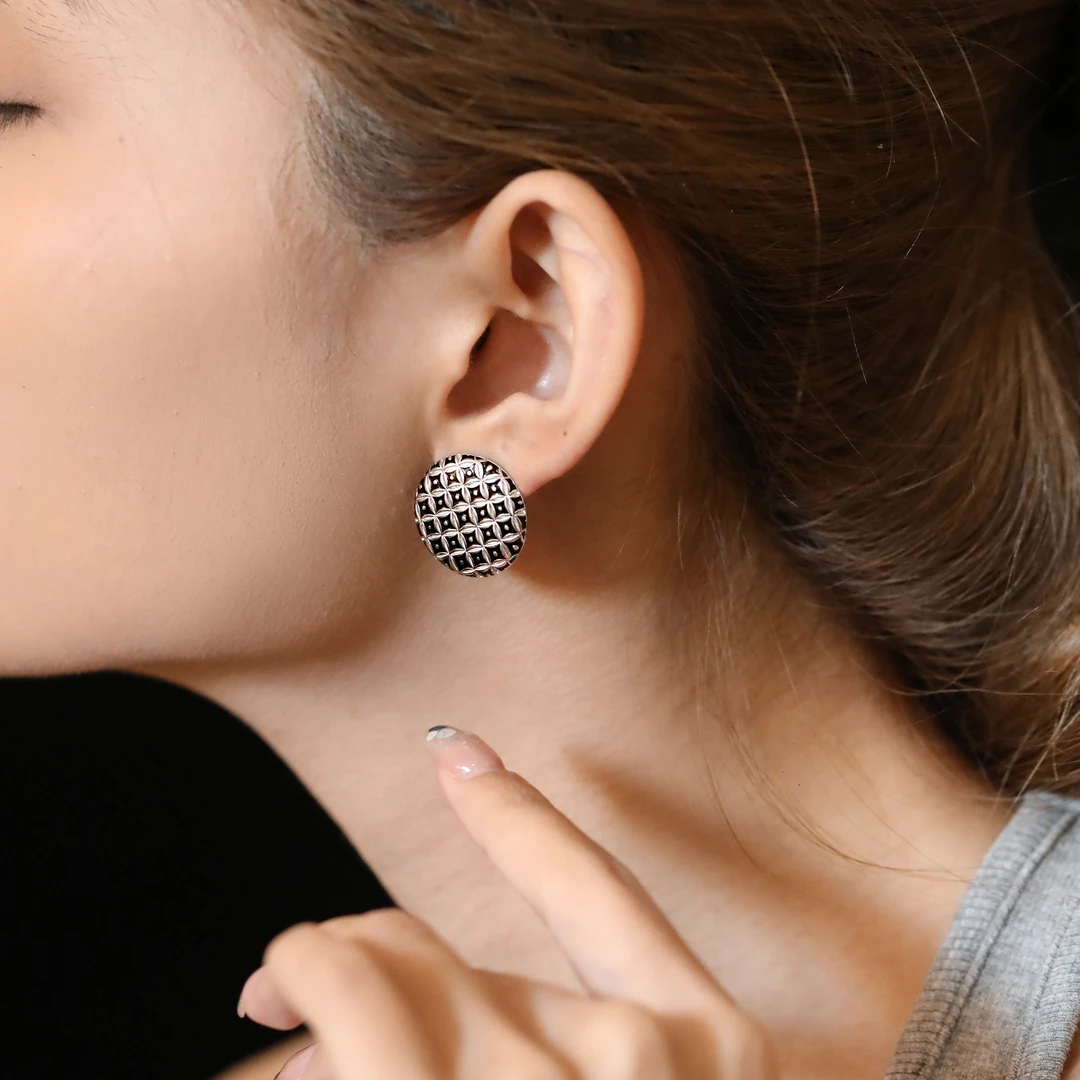 925银耳饰 E23838 黑色四叶草星芒菱格纹圆形纽扣耳钉耳环