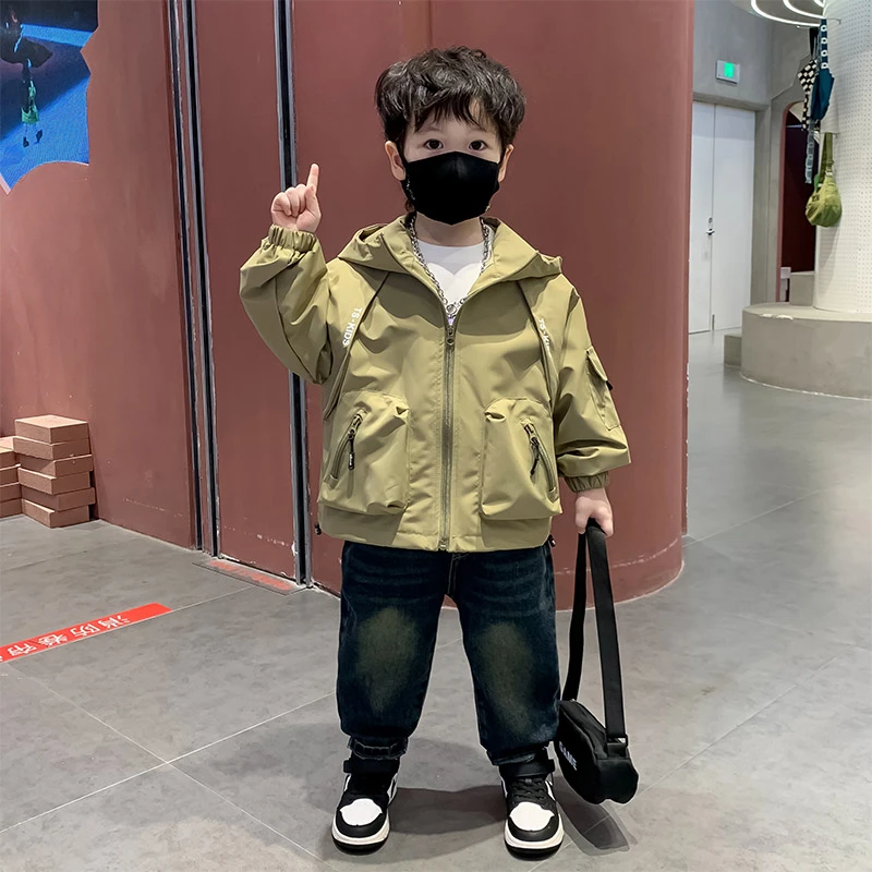 男童工装冲锋衣秋季2025新款儿童痞帅防风外套宝宝洋气连帽风衣潮