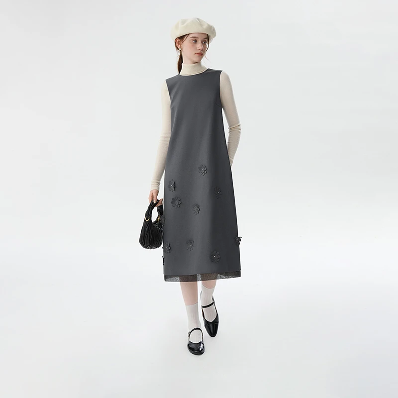 范思蓝恩秋冬2024新款收腰显瘦气质通勤立体钉花背心裙24FS14423