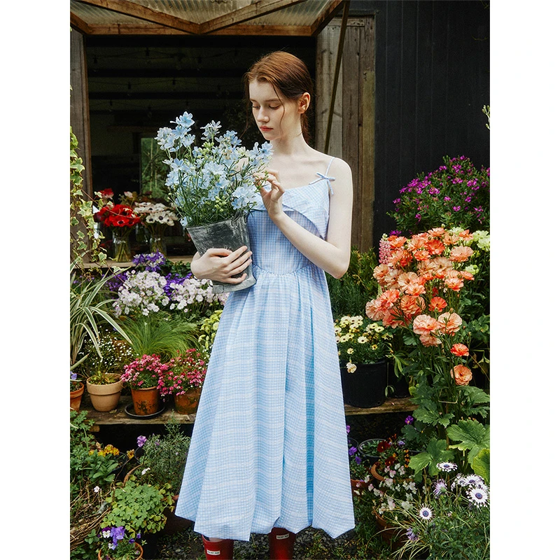 范思蓝恩蓝白格纹田园小清新花苞度假夏季新款吊带裙24FS12240