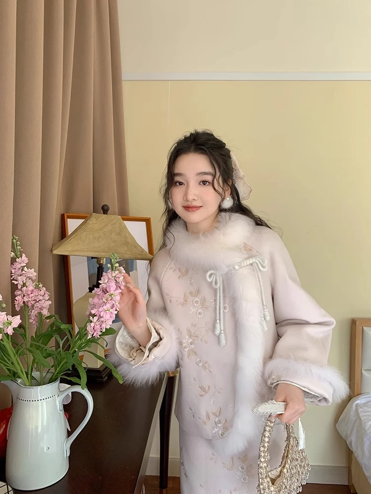 花栗鼠小姐 千山暮雪 狐狸毛拼接刺绣羽绒服+直筒半裙