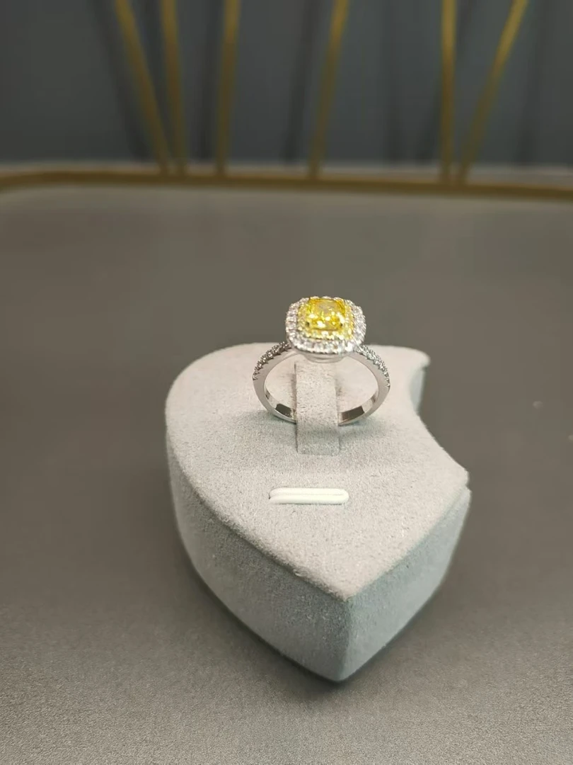 925银莫桑石戒指 豪镶层黄方包戒指.xx234