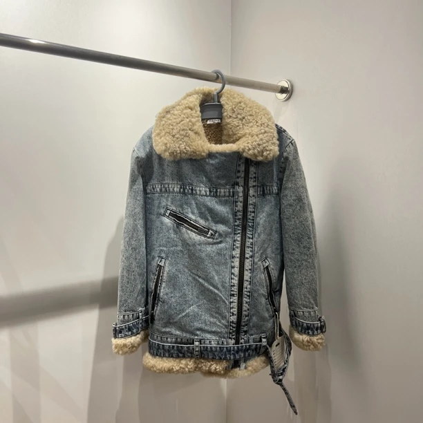 J09/99新MiuMiu缪缪翻毛领不规则拉链牛仔外套 36码 公价2.35w