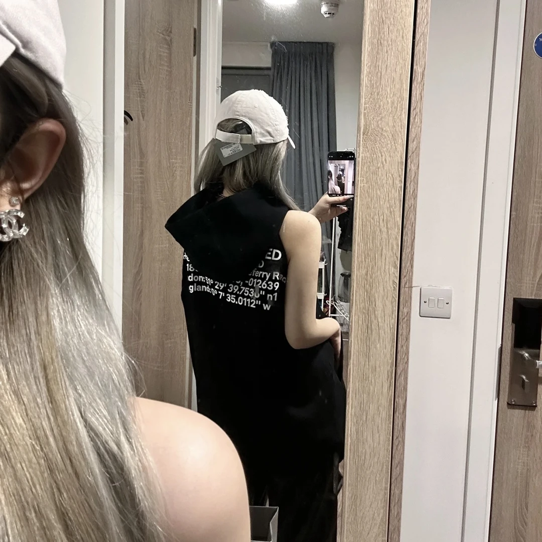 3f079/99新Burberry博柏利bbr背后标语字母连帽无袖 s码 公价7k