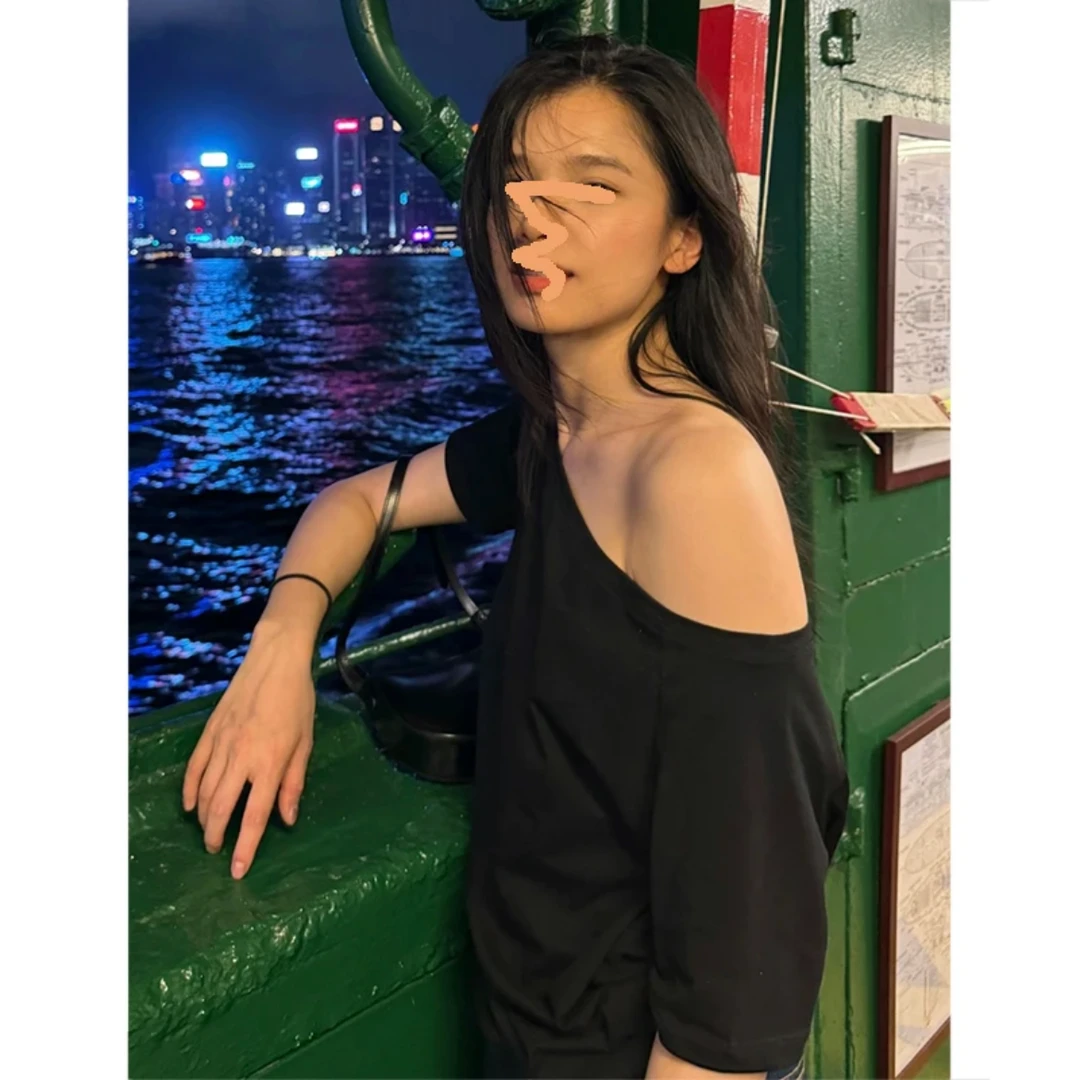 张婧仪同款黑色露肩t恤女夏季辣妹宽松大领口一字肩性感斜肩上衣。