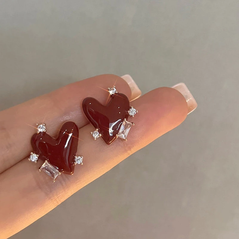 小众高级感法式复古酒红色爱心耳环女俏皮趣味设计感桃心耳钉耳饰