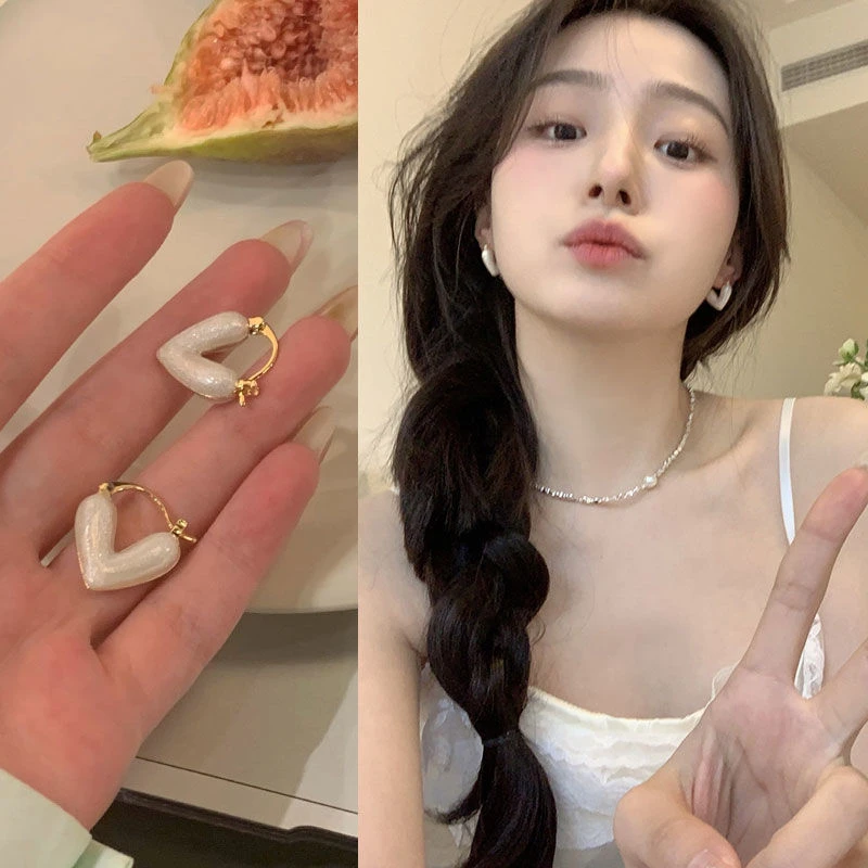 白色爱心耳环女2023年新款爆款高级感耳钉小众设计轻奢耳坠耳饰品