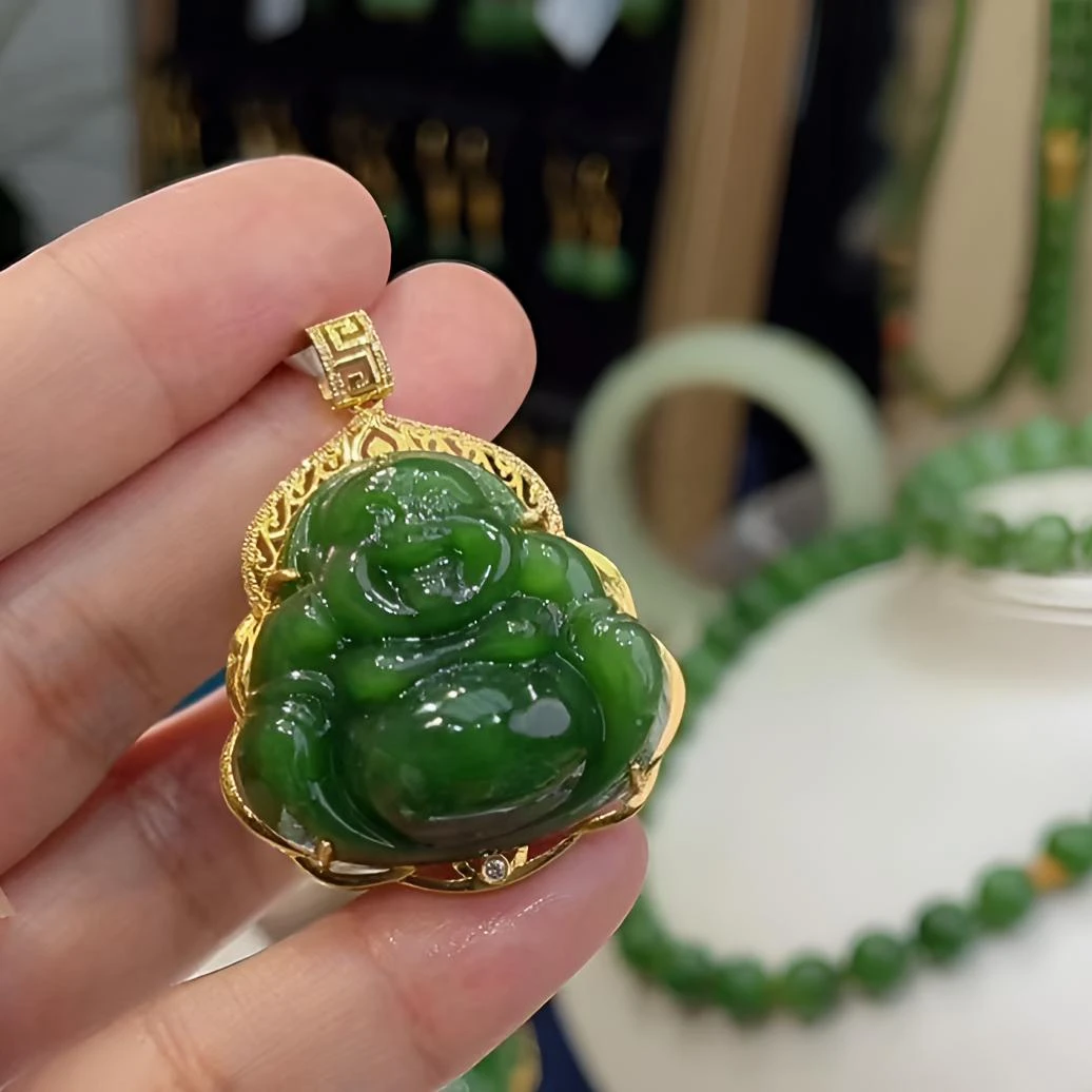 【钰灵珠宝】设计款红皮俄料和田玉辣绿佛公吊坠18k金镶嵌 精致轻奢