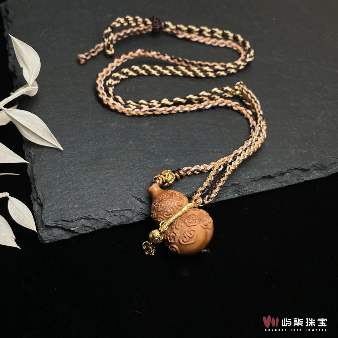 【要努力】A928 老山檀刻云葫芦颈饰
