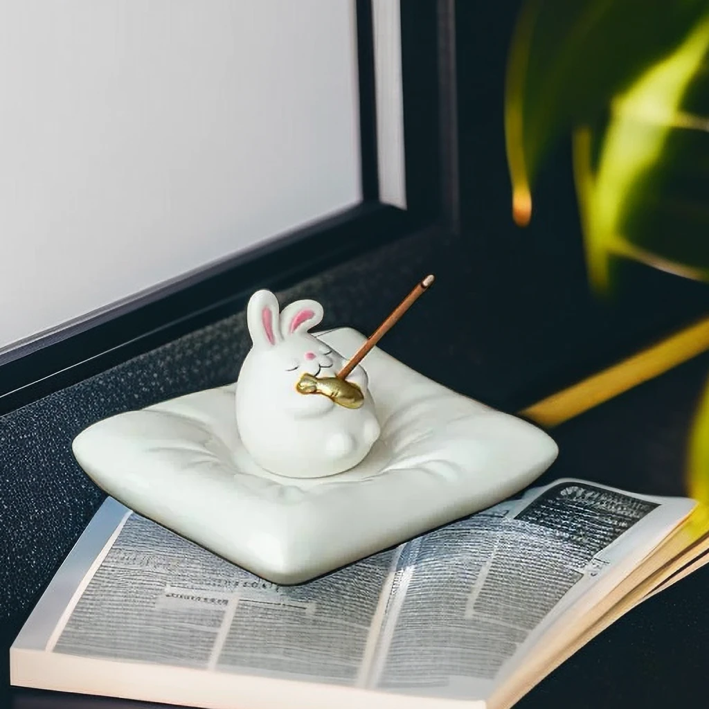 S130白色陶瓷创意可爱小兔子萝卜家用手捏香插摆件3289
