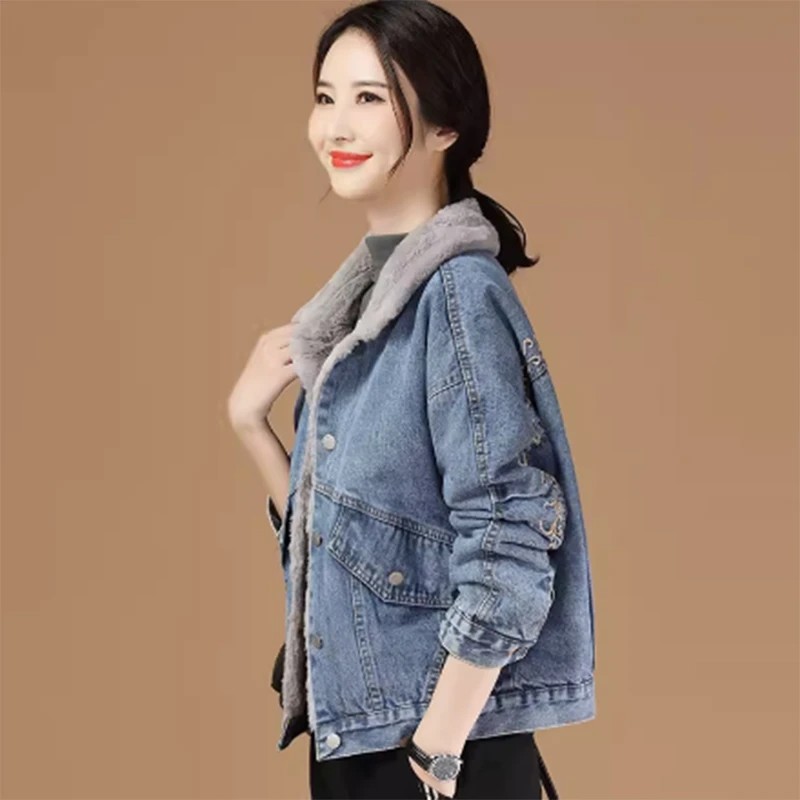 韩潮袭人毛领刺绣加绒牛仔外套女2023冬季宽松加厚夹克上衣D7634