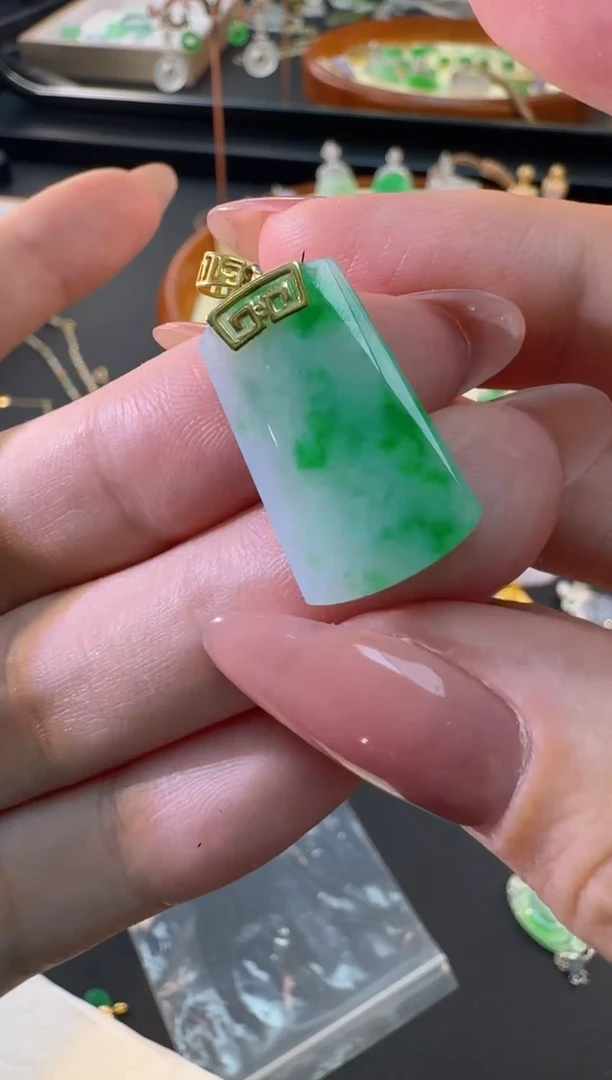 【闪购商品】翡翠颈饰18K金镶嵌吊坠