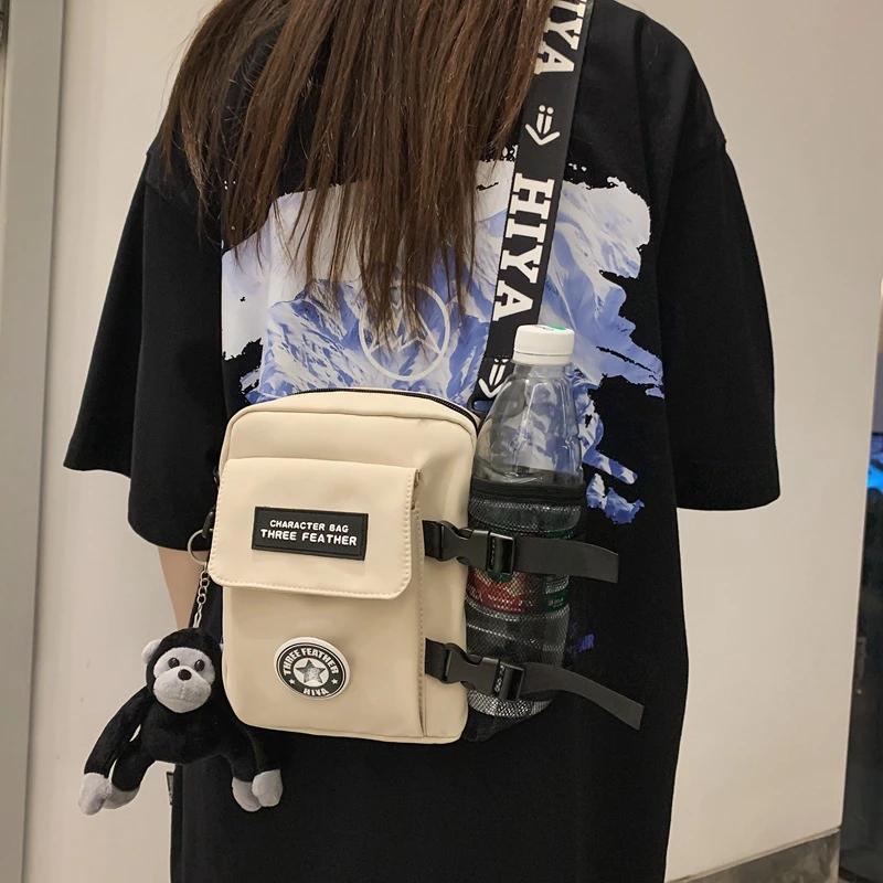 2023新款休闲斜跨包女生单肩包港风嘻哈潮流包休闲手机包潮牌小包