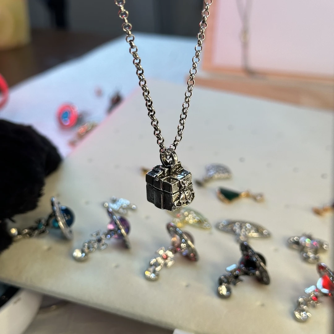 钛钢吊坠 不掉色复古做旧星球礼物盒子吊坠项链嘻哈