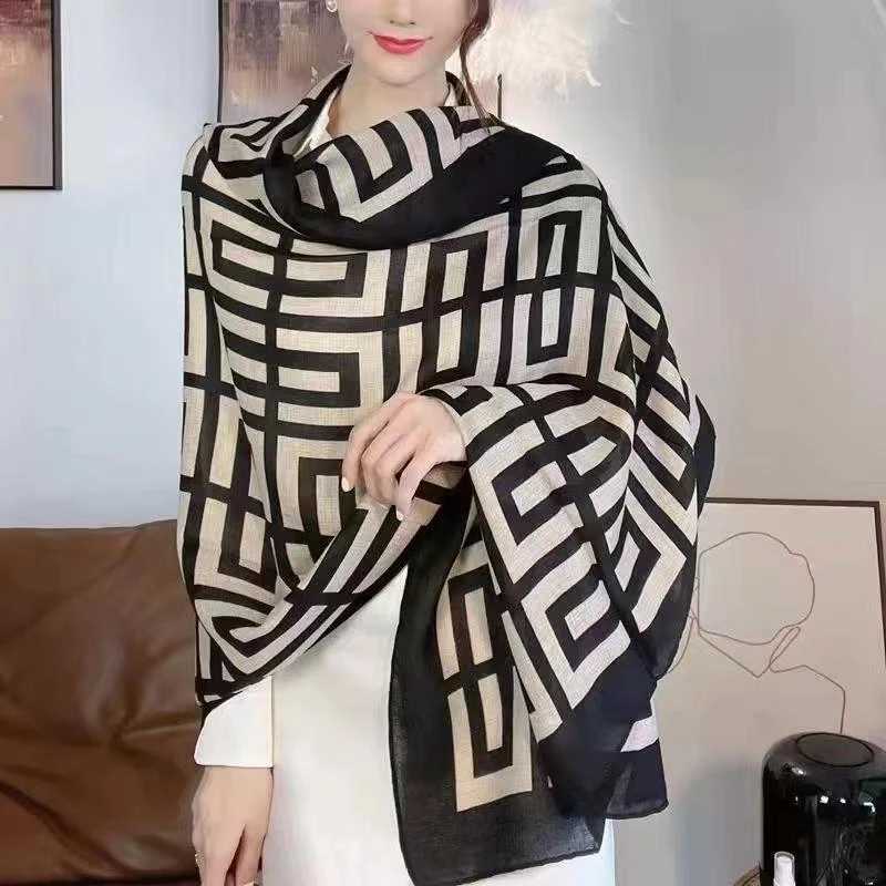 秋冬女士围巾防晒披肩外搭夏季纱巾字母围巾经典百搭长款时尚丝巾