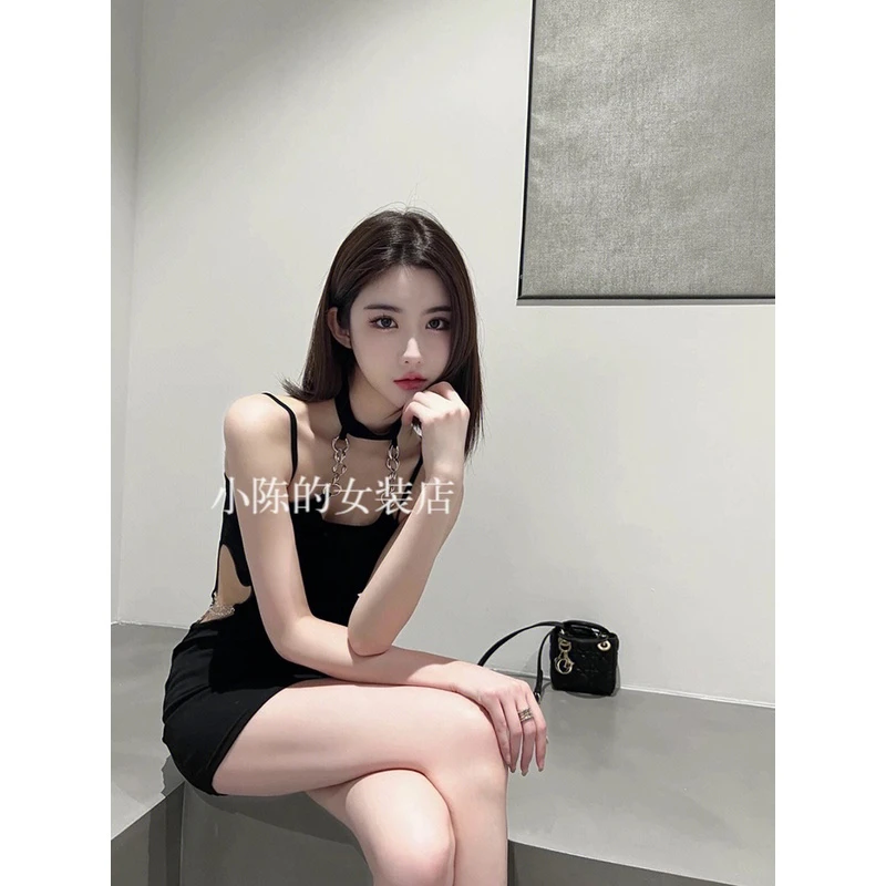 黑色御姐chao性感金属挂脖包臀裙女辣妹2023春个性镂空露腰连衣裙