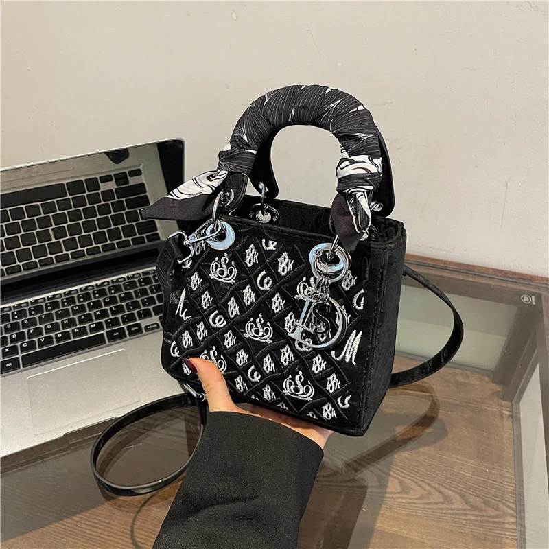 2024新款时尚高级感小众简约单肩包休闲包包  8022黑