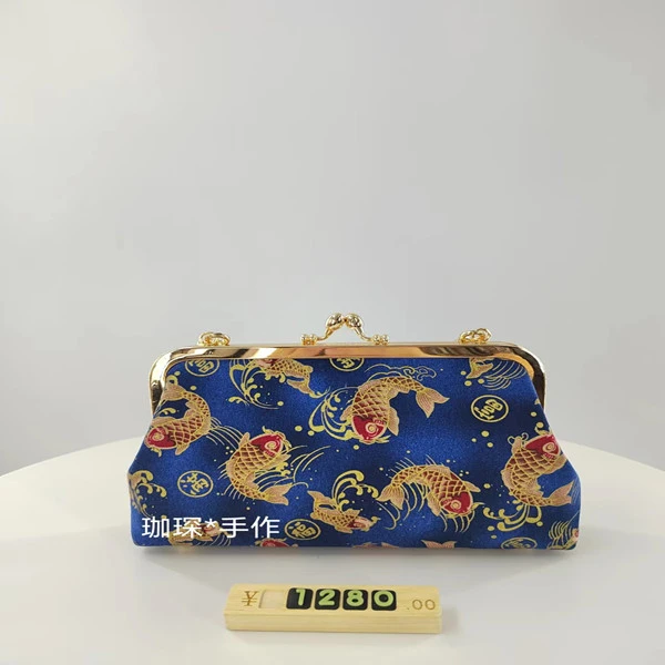 珈琛烫金锦鲤  20cm无孔口金包