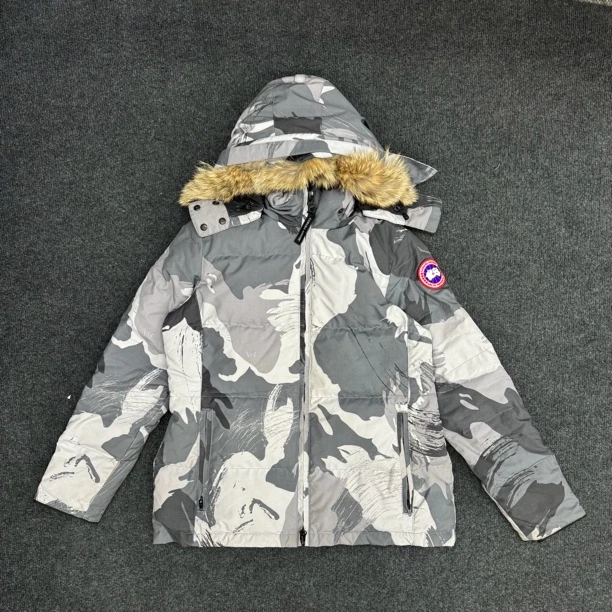 CanadaGoose加拿大鹅/迷彩满印羽绒服/9.9新/尺码XL/公价1.3W