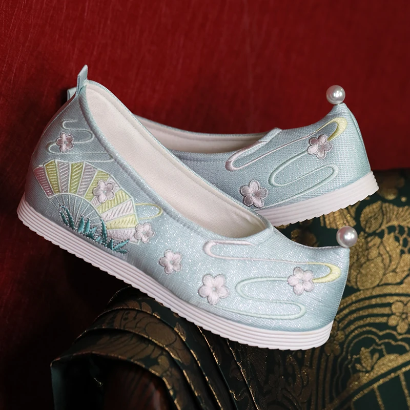 29清仓直播间绣花鞋主播卖古风布鞋汉服鞋旗袍鞋国风女鞋