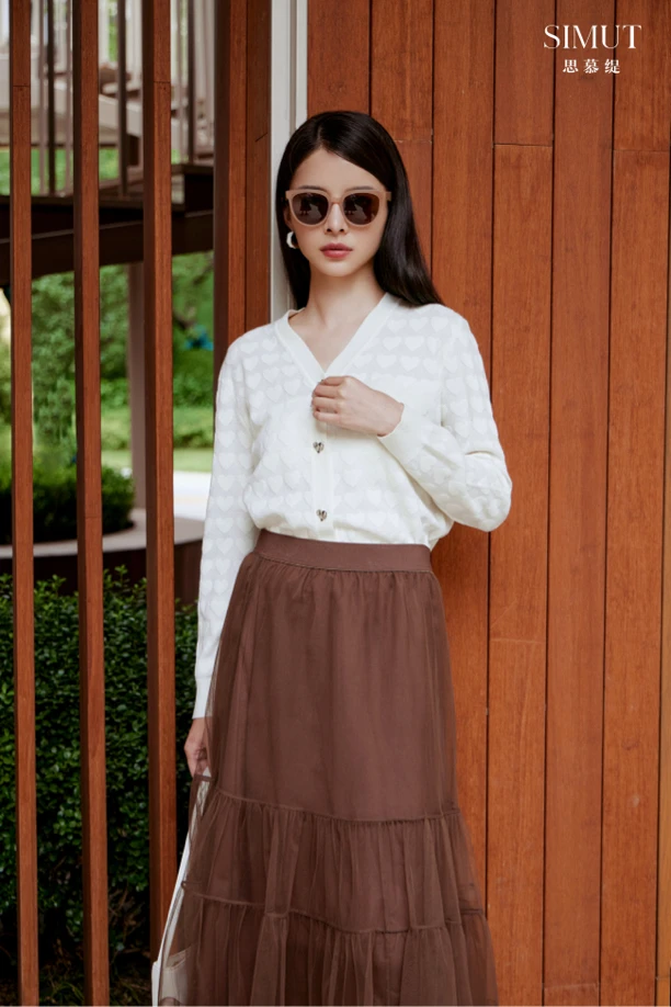 白色爱心图案开衫毛衣