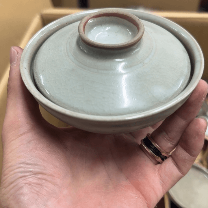 琉璃颈饰泰鼎轩器物 如图所示