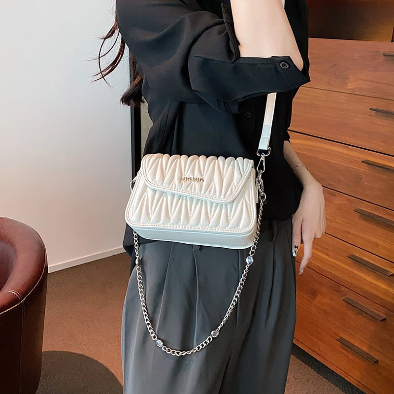 2023新款高级质感时尚百搭小众腋下单肩斜挎褶皱洋气ins绣线方包