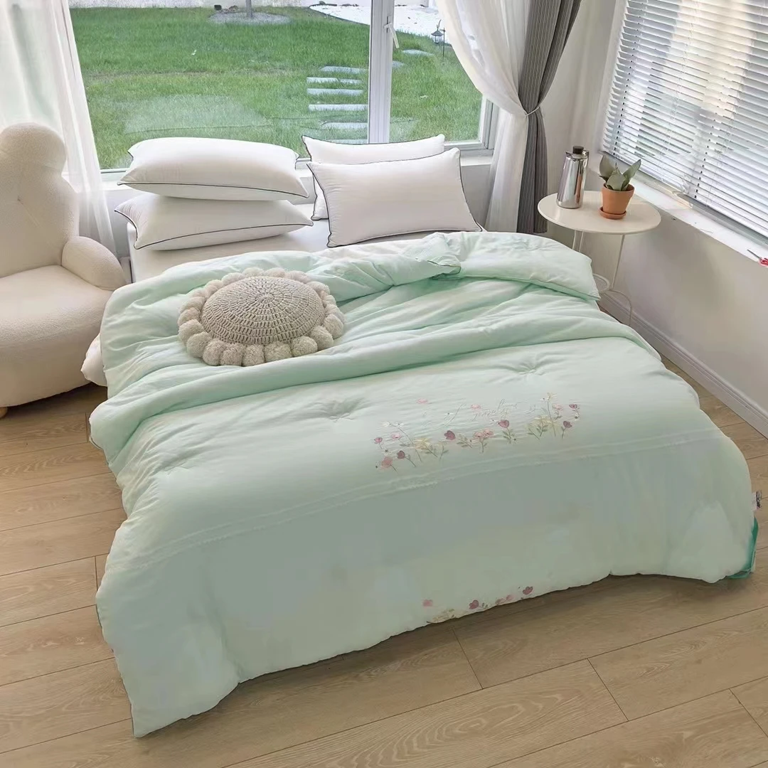 甜心花园清新时尚轻奢刺绣亲肤绣花柔软简约纯色磨毛软糯四季暖被