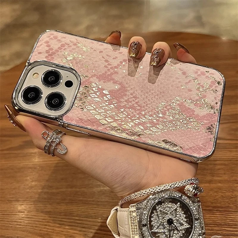 高级气质粉白蛇纹理适用苹果16promax手机壳防摔网红女款奢华小众