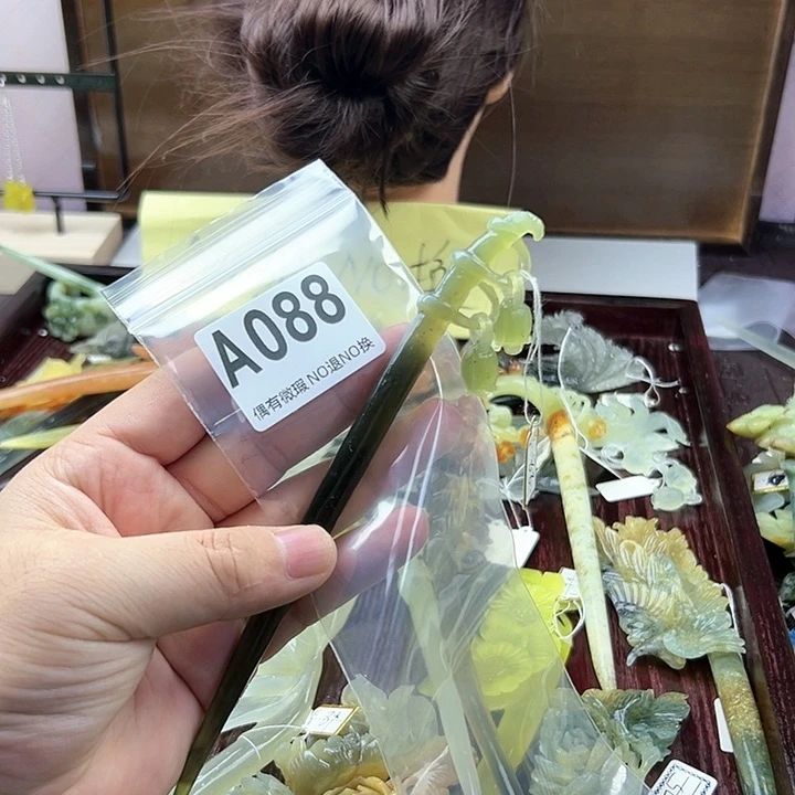 蛇纹石玉发饰合金言*