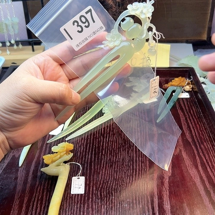 蛇纹石玉发饰合金上**呀