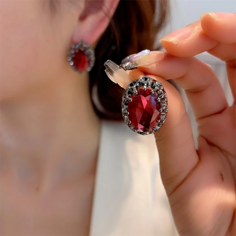 铜合金合成锆石耳饰 轻奢风高级红色耳环新款几何形耳钉时尚通勤