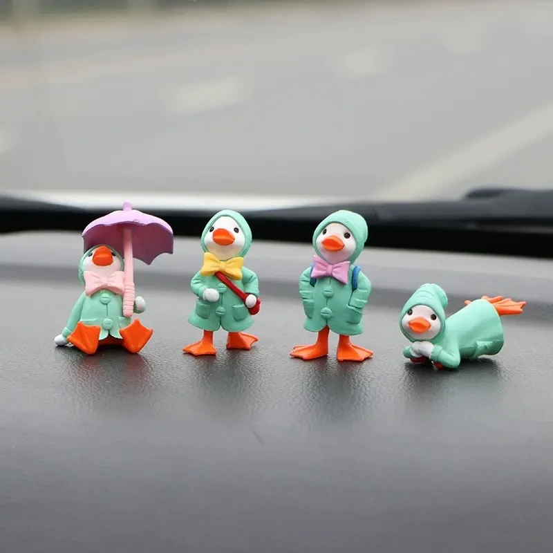 可爱卡通雨衣鸭子汽车中控台窗边摆件车内公仔装饰品迷你车载创意