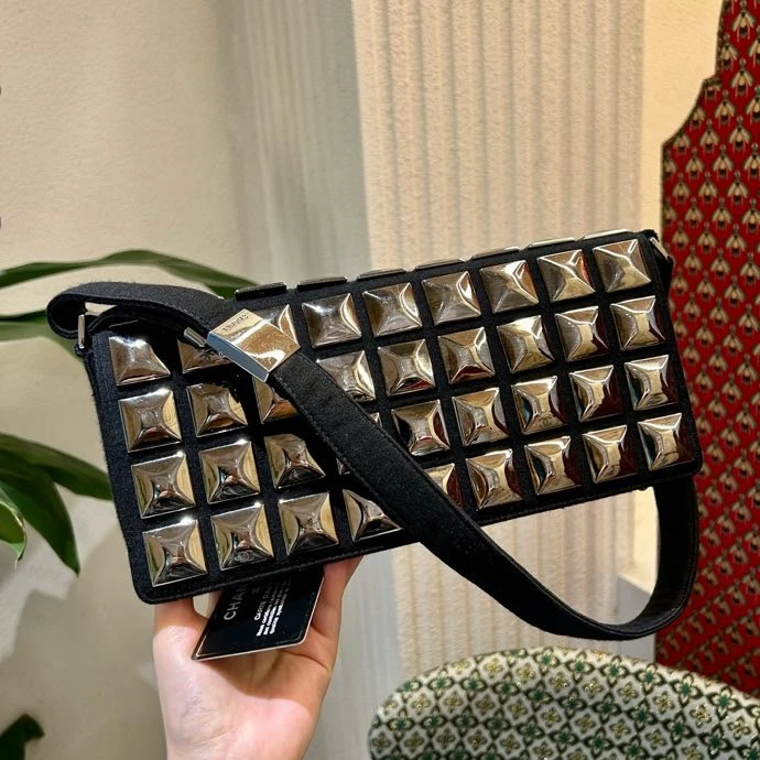 95新 Chanel/香奈儿 黑银镜面冰格尼龙单肩包