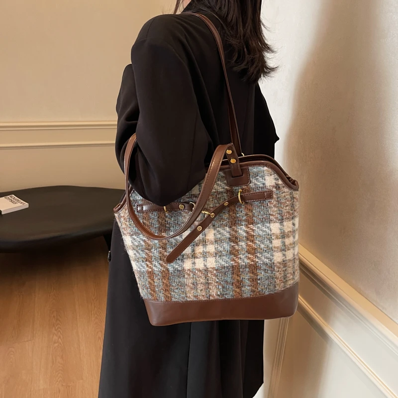 秋冬撞色毛呢大容量托特包单肩斜挎女时尚潮流双肩包通勤百搭款式