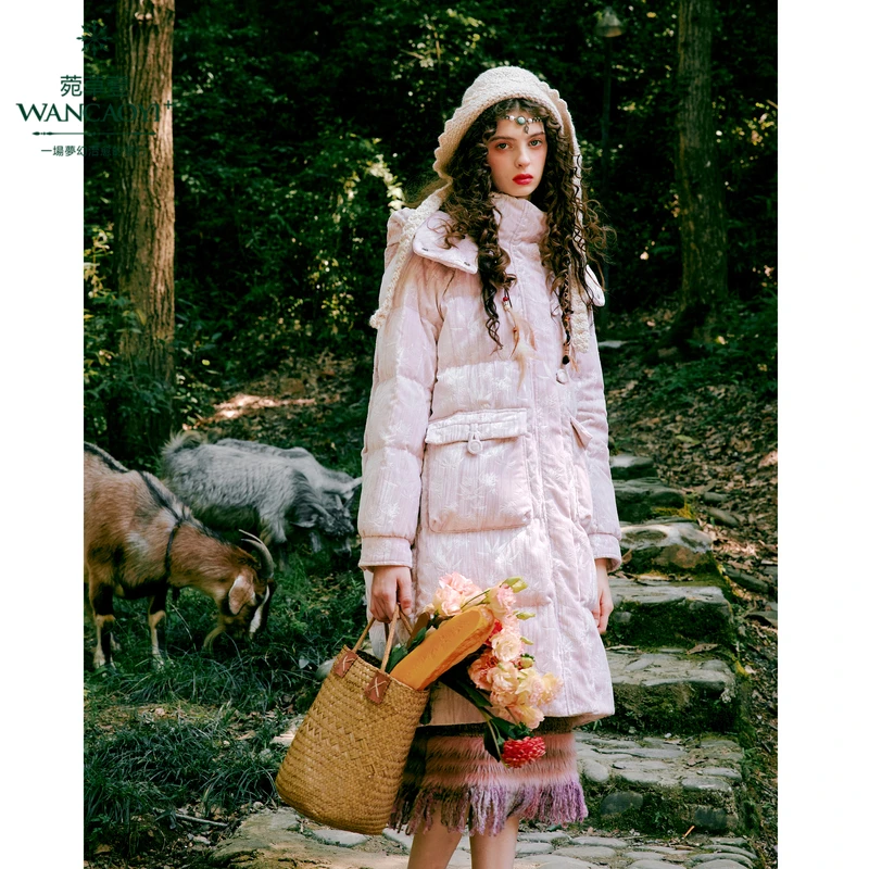 菀壹2024冬季新款羽绒服女紫粉色连帽加厚中长款外套Y09131459