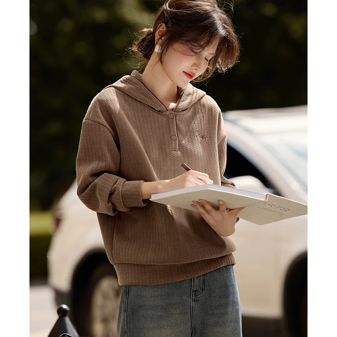 XWI/欣未2025冬季肌理轻休闲连帽卫衣轻休闲蝴蝶刺绣8548