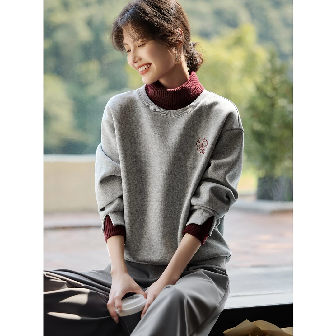 XWI/欣未撞色拼接刺绣高领卫衣2025冬新款气质休闲9195