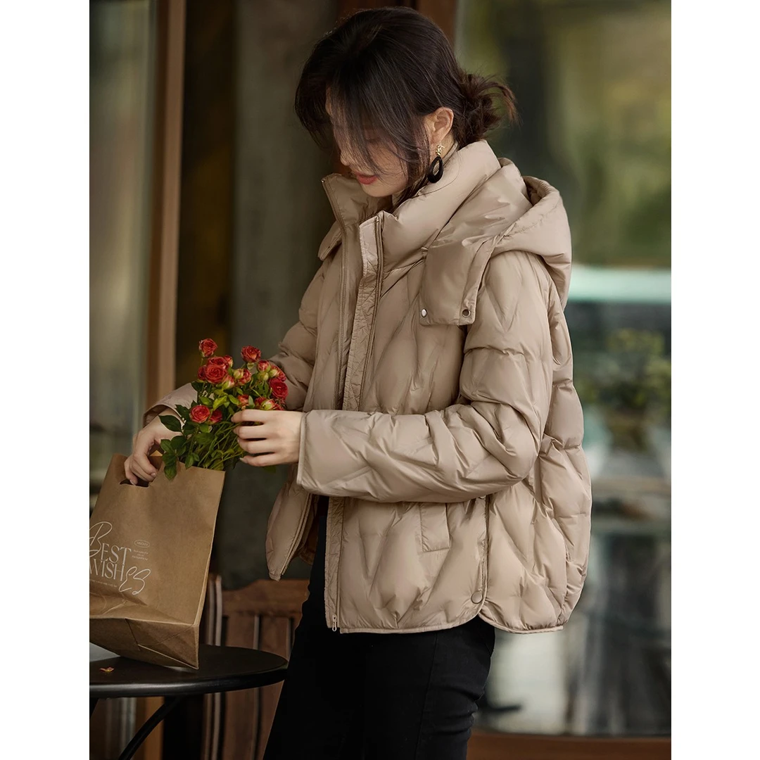 XWI/欣未2025冬新款简约几何压胶短款连帽保暖羽绒服1038