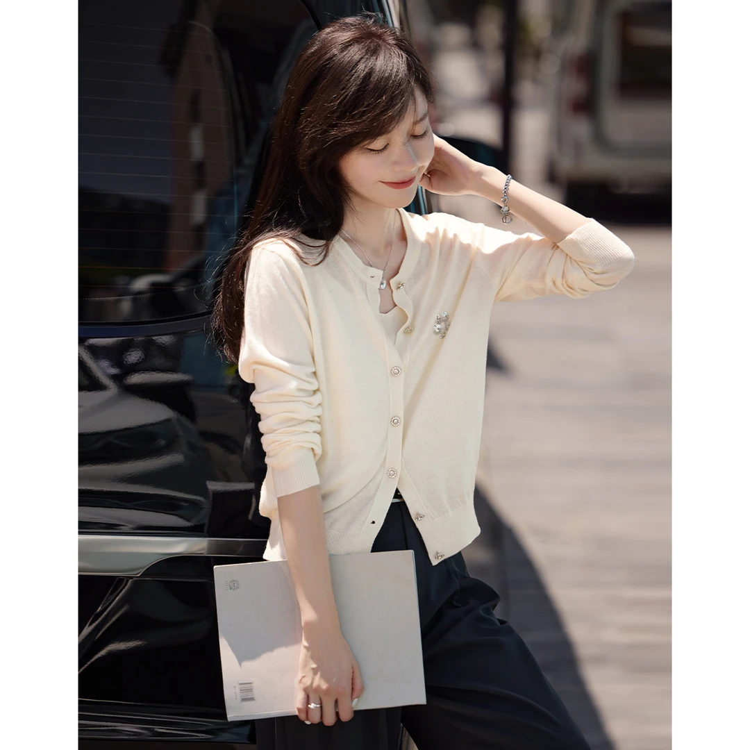 沫晗依美【白茶】 2025秋季新款女亮片花朵长袖单排扣圆领针织开衫