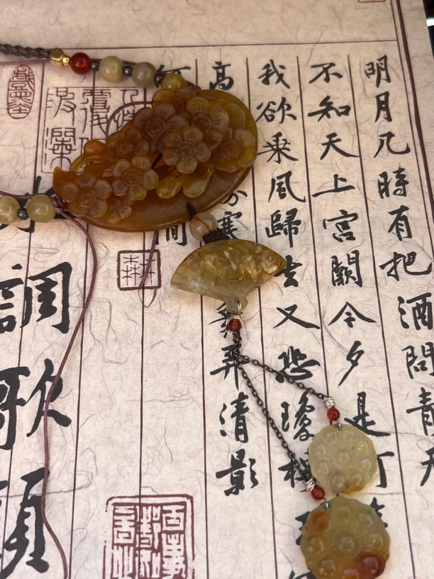 岫玉梅花扇子项链挂件