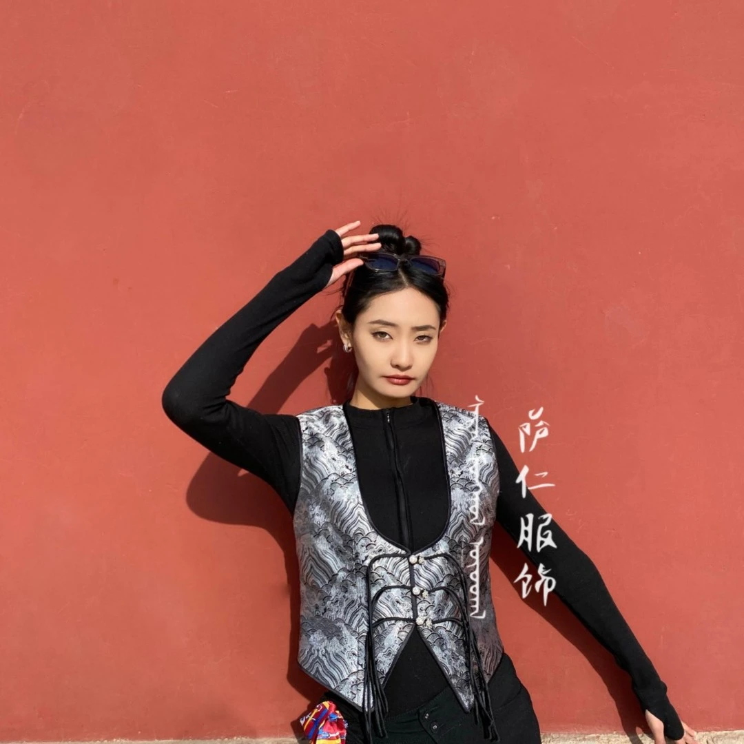 【萨仁服饰 流苏马甲】蒙古服饰山水画绸缎吉祥结银扣流苏马夹