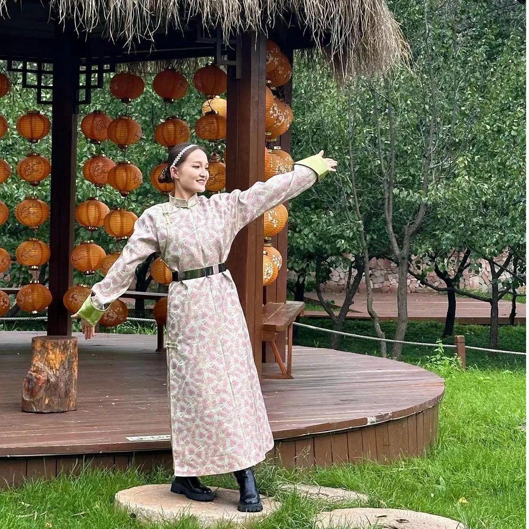 【萨仁服饰】浅粉色与薄荷绿印花日常百搭蒙古袍