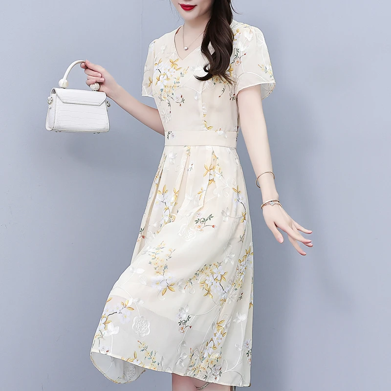 刺绣高档连衣裙夏季2024年新款遮肚子中长款过膝V领A字裙