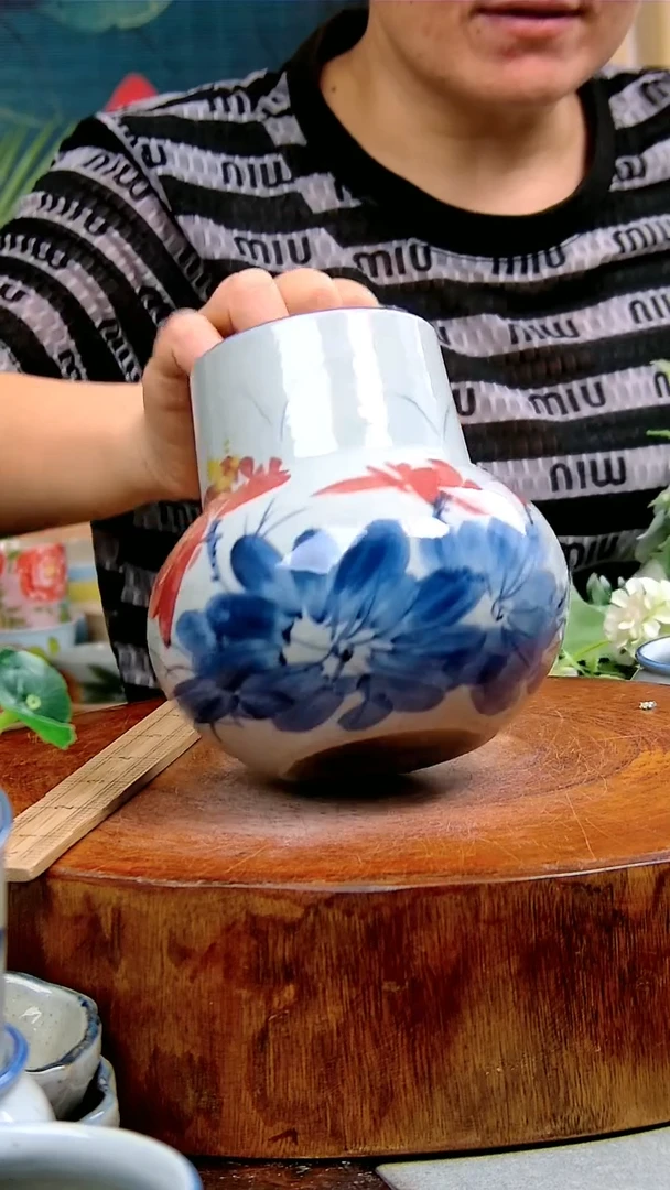 【闪购商品】罐天球瓶【青花红荷】