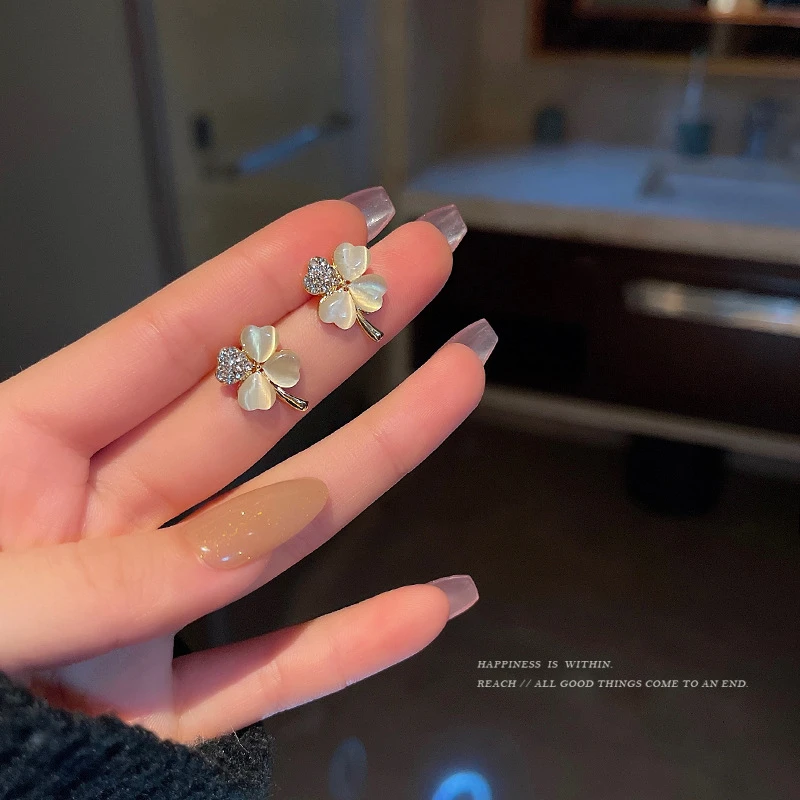 合金耳饰 轻奢四叶花瓣耳钉小巧精致耳环超仙森系小众设计感百搭