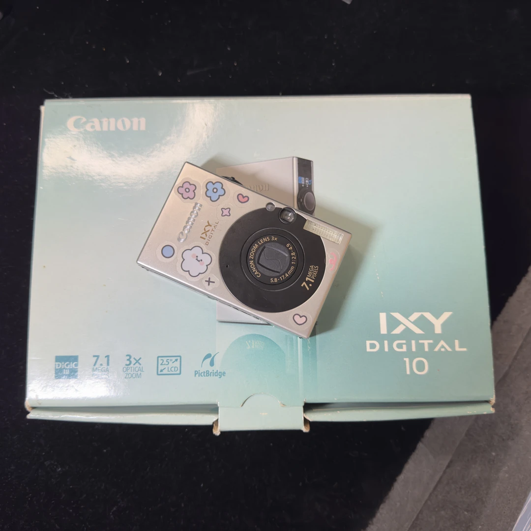 9新 Canon/佳能 IXY10(IXUS70) 银色 带原盒配件光碟 屏幕微瑕