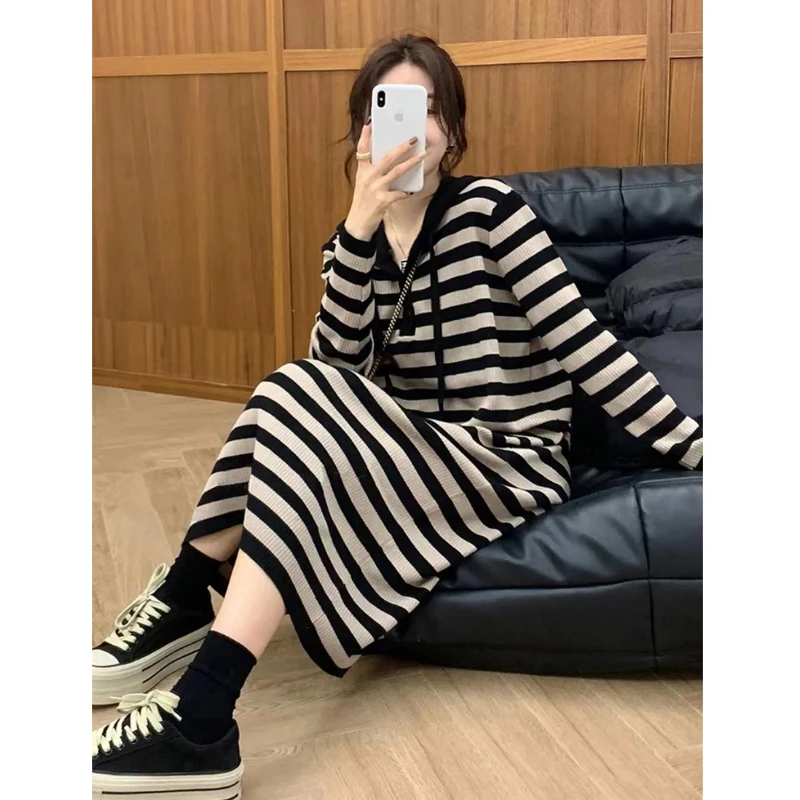 孕妇装法式慵懒风复古连帽针织连衣裙秋季时尚宽松休闲条纹裙子