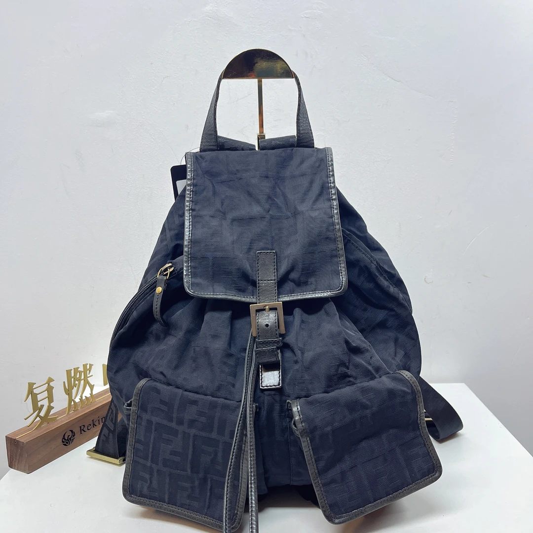 95新 FENDI/芬迪 复燃精选/黑色老花抽绳双肩包