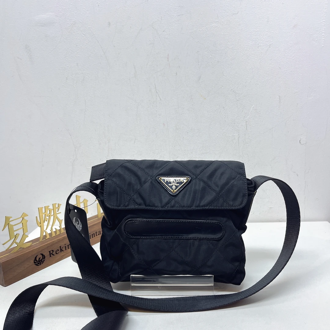95新 Prada/普拉达 复燃精选/普拉达 黑金降落伞菱格纹斜挎包